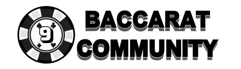"BACCARAT COMMUNITY"라는 텍스트가 중앙에 있는 흑백 로고 이미지. 로고는 포커 칩 형태의 심볼과 텍스트로 구성되어 있음.